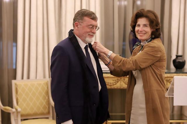 Matei Vișniec, decorat de Excelența Sa Laurence Auer, ambasadoarea Franței în România, cu Ordinul Național de Merit în grad de Cavaler