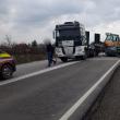 Utilaj căzut de pe o platformă, peste două autoturisme, în trafic