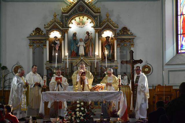 Liturghia a fost oficiată de mai mulți preoți