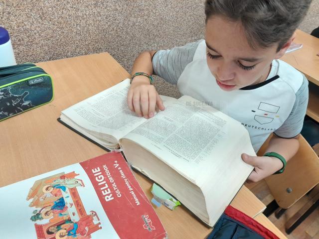 Proiectul „Să citim Biblia împreună!”, la Colegiul Național „Petru Rareș” Suceava