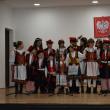 Copii ai etnicilor polonezi îmbrăcați în haine tradiționale