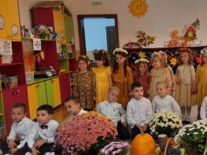 „Crizanteme, culoare și poezie”, la Școala Gimnazială Nr. 1 Iaslovăț