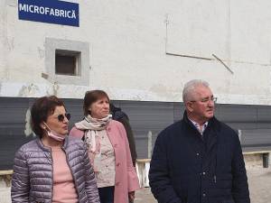 Primarul Ion Lungu a verificat în teren stadiul de realizare a modernizării Microfabricii, care se face pe fonduri europene