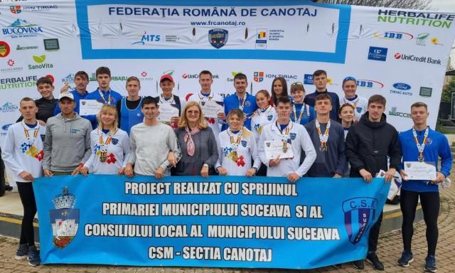 Fosta mare campioană Elisabeta Lipa, în mijlocul canotorilor de la CSM Suceava