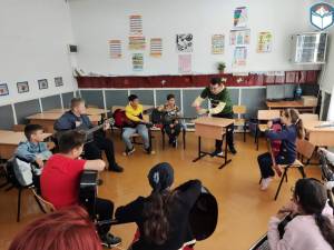 Cursuri gratuite de chitară organizate pentru copii din medii defavorizate