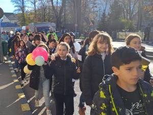 Peste 70 de elevi de la mai multe școli din Gura Humorului, printre care și copii și tineri din sistemul de protecție, au participat la un marș al bucuriei