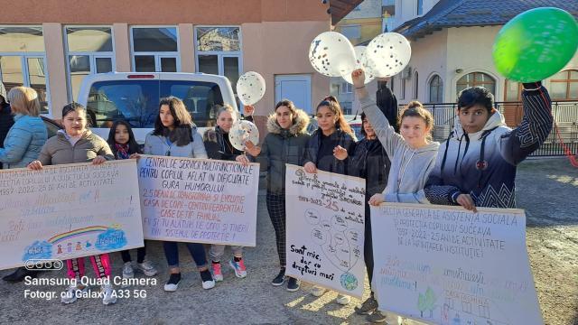 Peste 70 de elevi de la mai multe școli din Gura Humorului, printre care și copii și tineri din sistemul de protecție, au participat la un marș al bucuriei