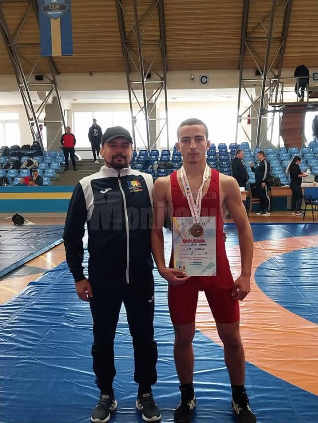 Antrenorul Andrei Bolohan alături de sportivul Alin Capră