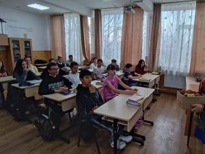 Directorul adjunct Mihaela Apetrei a împărțit mere elevilor la ora de limba română