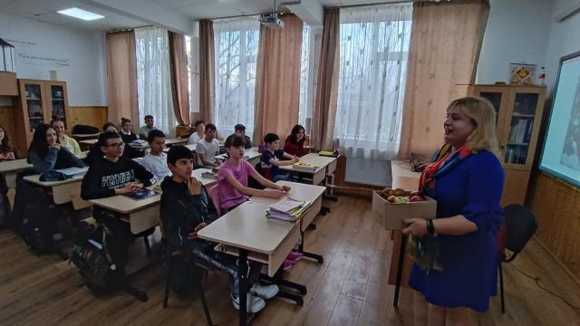 Directorul adjunct Mihaela Apetrei a împărțit mere elevilor la ora de limba română