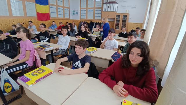 Elevii și profesorii au primit miercuri mere din partea Primăriei Dumbrăveni