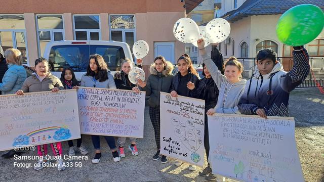 Peste 70 de elevi de la mai multe școli din Gura Humorului, printre care și copii și tineri din sistemul de protecție, au participat la un marș al bucuriei