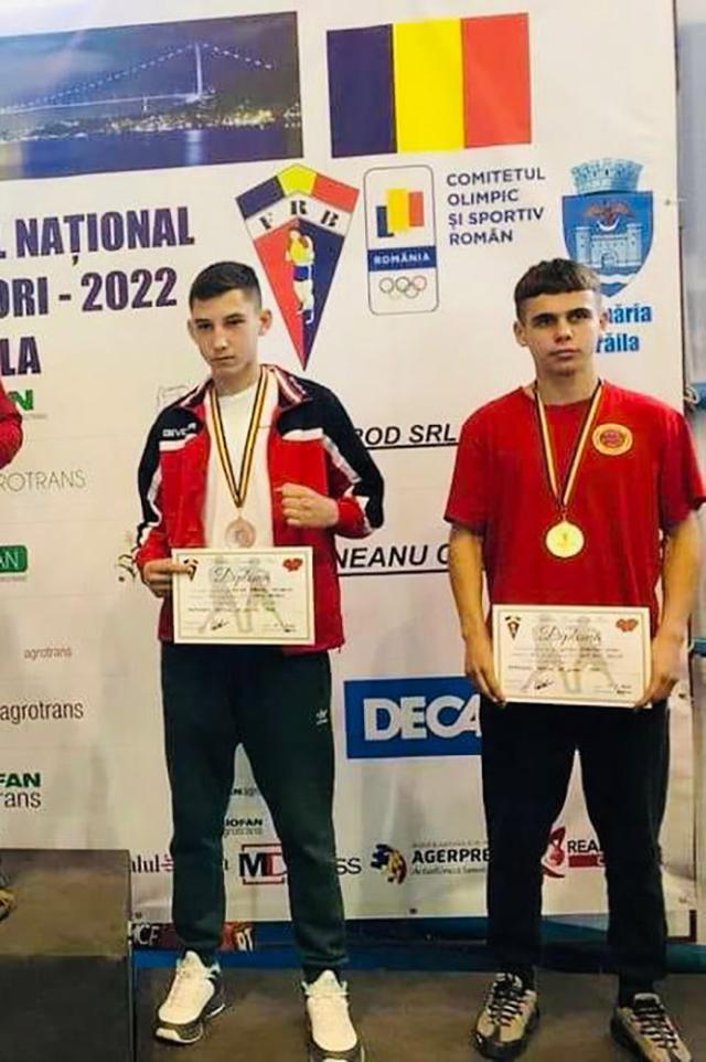 Sebastian Constantin Boambă, în stânga imaginii, pe podiumul Naționalelor