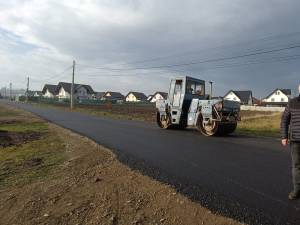 Primarul din Ipotești a inspectat lucrările de asfaltare de pe strada Ciprian Porumbescu