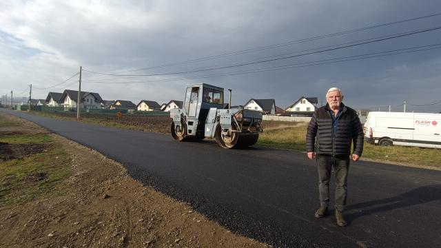 Primarul din Ipotești a inspectat lucrările de asfaltare de pe strada Ciprian Porumbescu