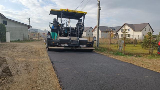 Lucrări de asfaltare pe strada Ciprian Porumbescu din Ipotești