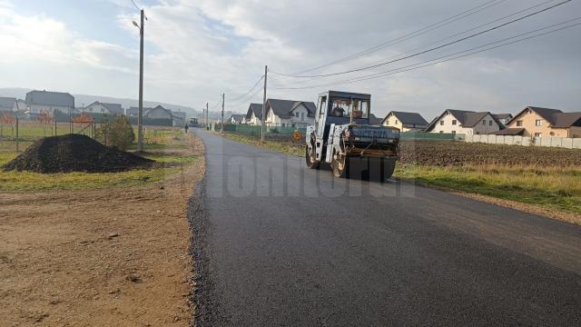 Lucrări de asfaltare pe strada Ciprian Porumbescu din Ipotești