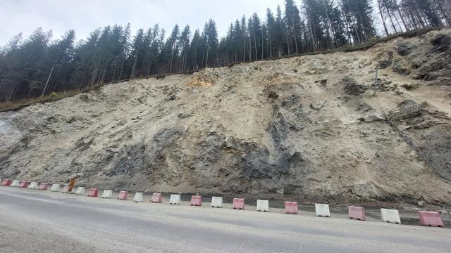 Lucrările de consolidare a versantului de la Holda afectat de alunecări vor începe în câteva zile