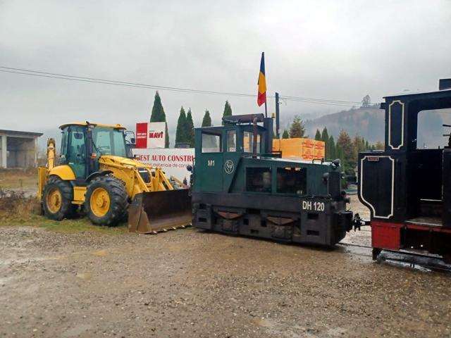 Tractor staționat pe calea ferată îngustă din zona Depoului Moldovița