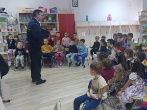 Preșcolarii Grădiniței „1-2-3” au spus ”STOP violenței”, alături de polițiști suceveni