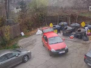 Mașină din care s-au aruncat ilegal deșeuri din construcții, cu numărul „mascat” cu o cârpă