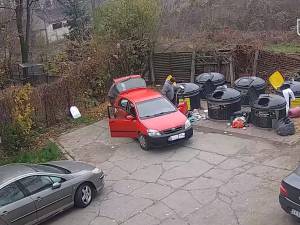 Mașină din care s-au aruncat ilegal deșeuri din construcții, cu numărul „mascat” cu o cârpă