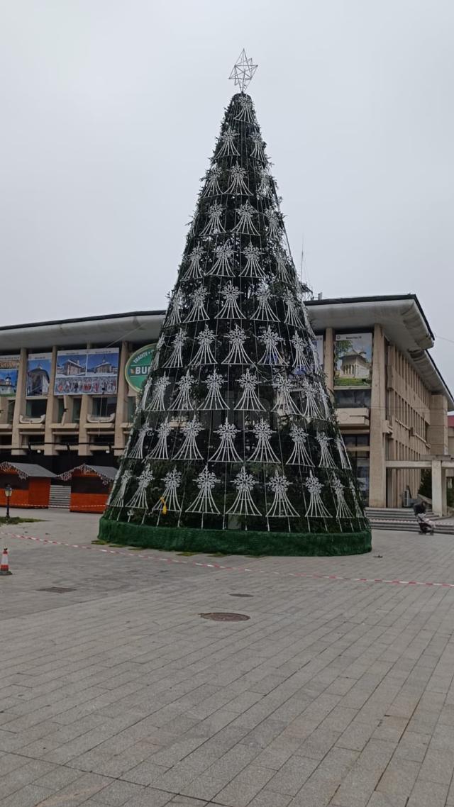 Noua instalație luminoasă a bradului de Crăciun din centrul Sucevei