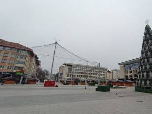 Noua instalație luminoasă a bradului de Crăciun din centrul Sucevei