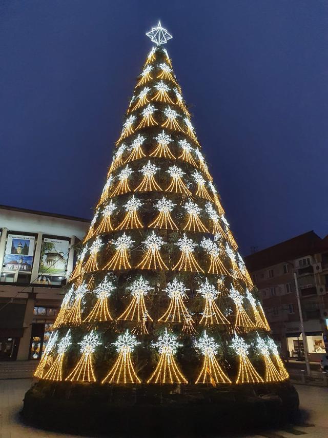 Noua instalație luminoasă a bradului de Crăciun din centrul Sucevei