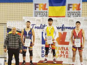 Reputatul fost luptător Ștefan Rusu și cei doi sportivi de la CSM Suceava care au urcat pe podium