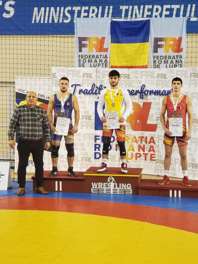 Reputatul fost luptător Ștefan Rusu și cei doi sportivi de la CSM Suceava care au urcat pe podium