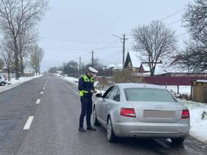 Polițiștii vor efectua controale în trafic pentru a vedea dacă mașinile sunt echipate cu anvelope de iarnă