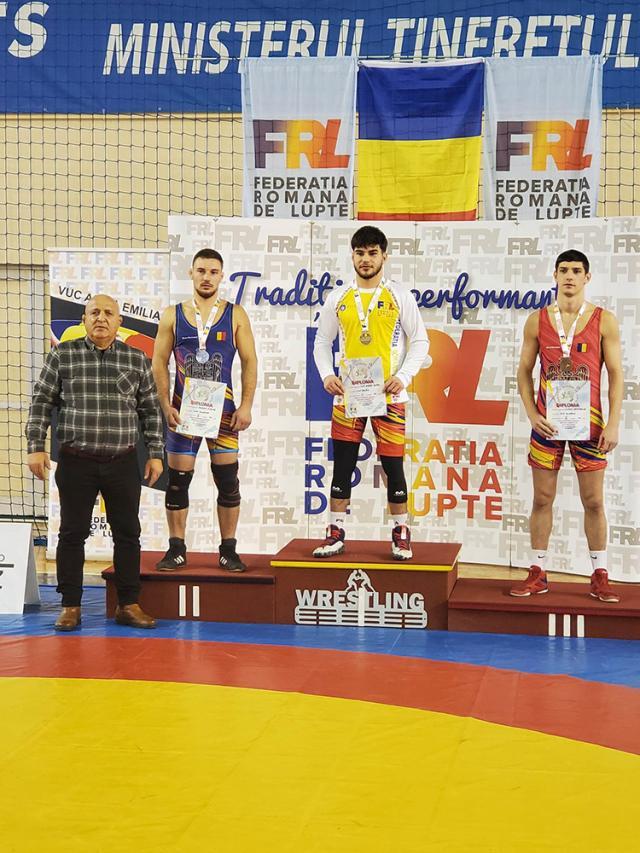 Reputatul fost luptător Ștefan Rusu și cei doi sportivi de la CSM Suceava care au urcat pe podium