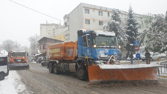 Luni dimineața au fost scoase în teren  17 utilaje mari și 7 utilaje mici pentru trotuare și străzi înguste