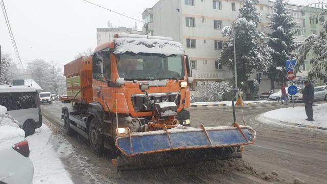 Luni dimineața au fost scoase în teren  17 utilaje mari și 7 utilaje mici pentru trotuare și străzi înguste 3