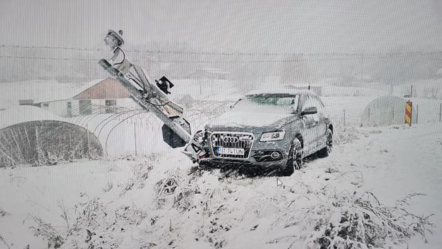 A intrat în derapaj, pe zăpadă, și a distrus instalația de la trecerea peste calea ferată