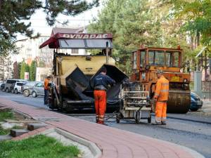 Lucrările de modernizare și reabilitare a uneia dintre cele mai importante străzi din cartierul Burdujeni, Amurgului, au fost finalizate înainte de prima ninsoare