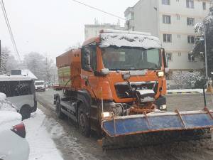 Zeci de utilaje și 200 de tone de sare folosite în municipiul Suceava la primul test al iernii