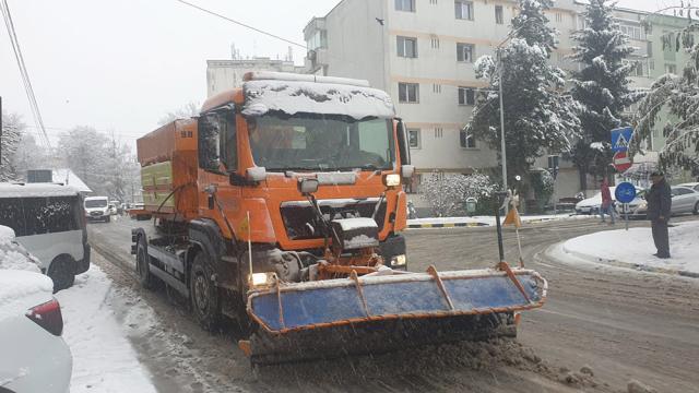 Zeci de utilaje și 200 de tone de sare folosite în municipiul Suceava la primul test al iernii