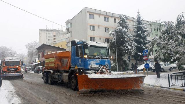 Zeci de utilaje și 200 de tone de sare folosite în municipiul Suceava la primul test al iernii