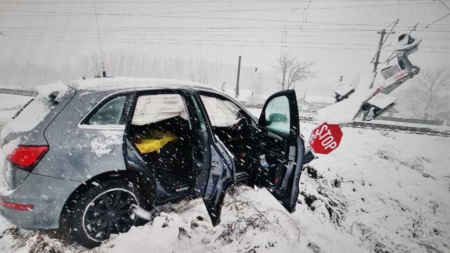 A intrat în derapaj, pe zăpadă, și a distrus instalația de la trecerea peste calea ferată