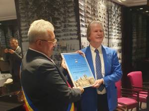 Primarul Ion Lungu a oferit o serie de cadouri speciale, cu valoare simbolică, conducerii Grupului Rossman, care deține Ambro Suceava