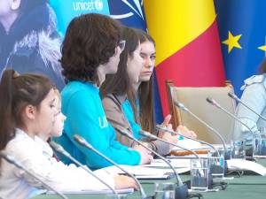 Rafaela Barac Bologa (dreapta), în ședința de guvern a copiilor