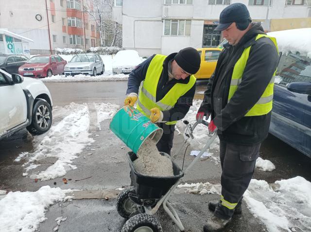 Materialul antiderapant se împrăștie manual