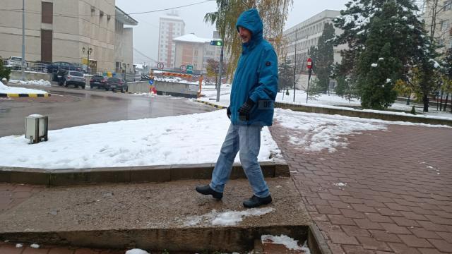  - În jumătate de oră, 4 oameni au căzut pe gheață în municipiul Suceava și au ajuns cu luxații și fracturi la spital