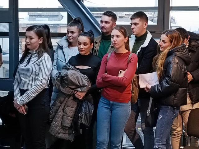Tineri participanți la vernisajul expoziției semnată Radu Bercea