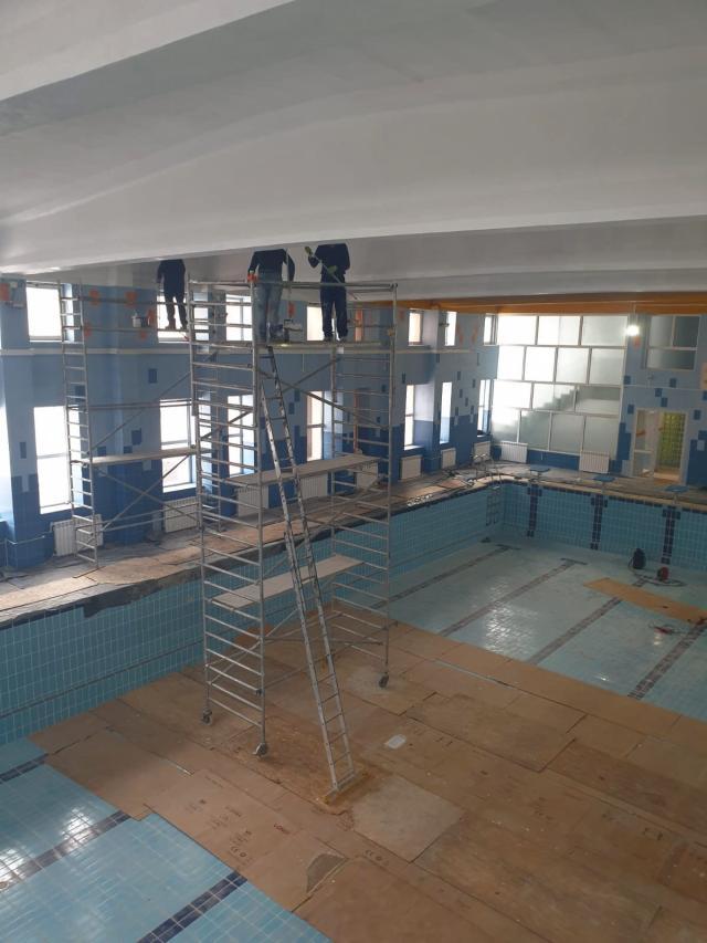 Bazinul de înot de la Școala Gimnazială Nr. 3 va fi dat în folosință de Moș Nicolae