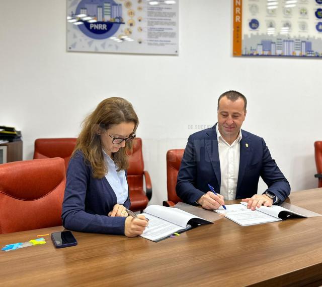 Semnarea celor două contracte pe P.N.R.R. a fost făcută de către viceprimarul Sucevei, Lucian Harșovschi, la sediul Direcției Generale de Implementare a Planului Național de Redresare și Reziliență