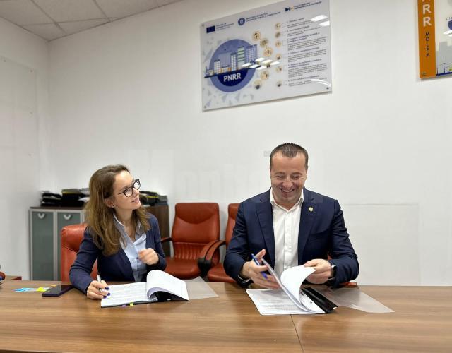 Semnarea celor două contracte pe P.N.R.R. a fost făcută de către viceprimarul Lucian Harșovschi, la sediul Direcției Generale de Implementare a Planului Național de Redresare (2)