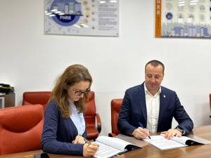 Semnarea celor două contracte pe P.N.R.R. a fost făcută de către viceprimarul Lucian Harșovschi, la sediul Direcției Generale de Implementare a Planului Național de Redresare